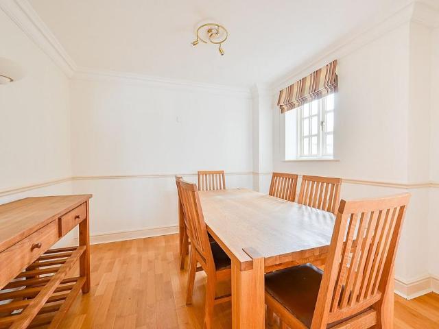 Watermans Mews, Ealing Broadway. 2 bed house to rent £3,750 pcm £865 pw