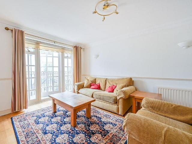 Watermans Mews, Ealing Broadway. 2 bed house to rent £3,750 pcm £865 pw