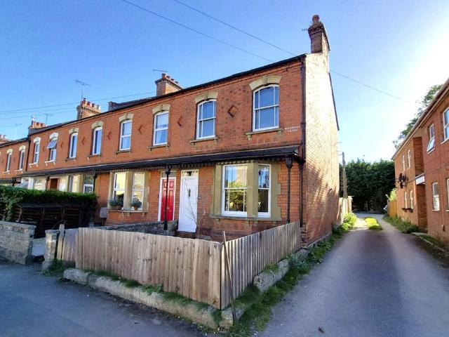 Watermoor Road, Cirencester. 3 bed end of terrace house to rent £1,800 pcm £415 pw