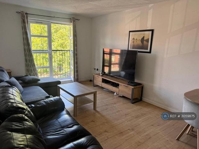 Waterford Court, Bolton, BL4 2 bed flat to rent £875 pcm £202 pw