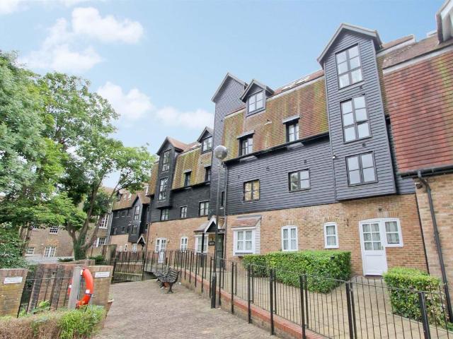 Waterford House, West Drayton UB7, 2 bed flat to rent, £1,500 pcm | PrimeLocation