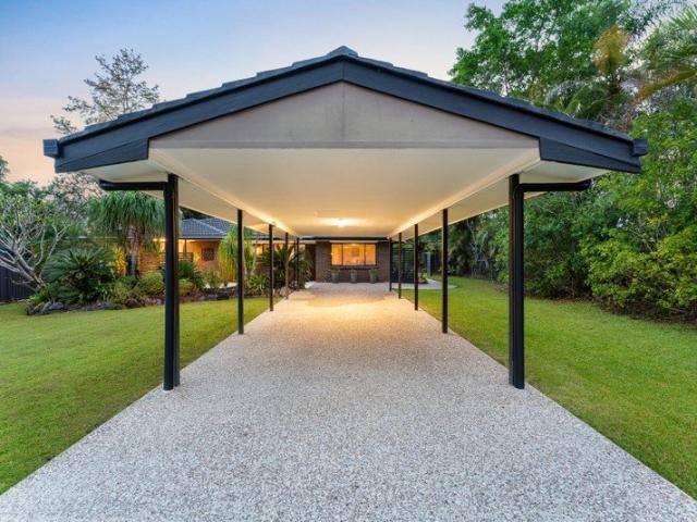 Waterford West Lifestyle property | Seller's have committed to their next chapter, ready for you to call home!