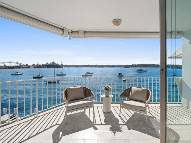 Waterfront Magic On The Peninsula, Beautifully Renovated Apartment, Direct Opera House and Bridge Views with Private Beach