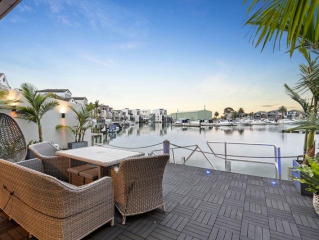 Marina Views: 3 Level, 2 Living & Your Own Boat Mooring