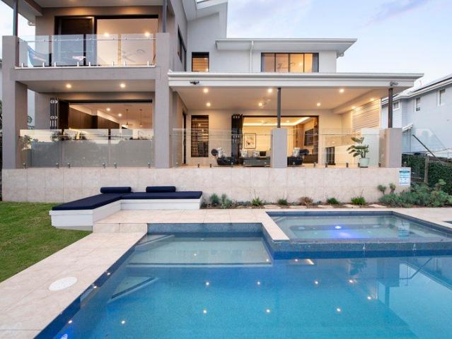 Waterfront Marvel In Broadbeach Waters