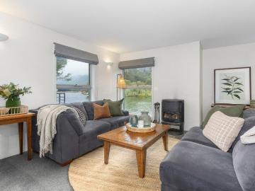 Waterfront Alpine Escape in the Heart of the Snowy Mountains