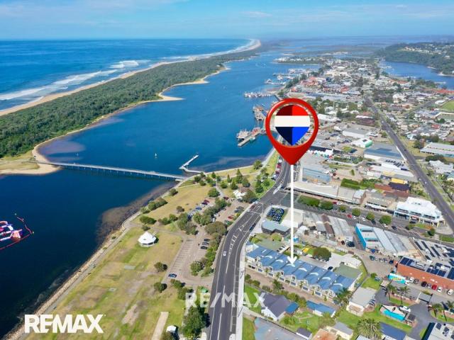 Waterfront Apartment Living Walk to Beach, Cafés & Everything Lakes Entrance Offers