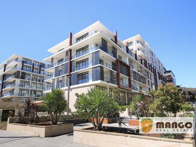 Waterfront Apartment Sunny and Spacious with Study Area and Water View