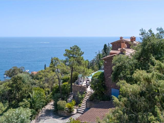 Waterfront Domain – Elegant Villa with Private Beach Access. 261m² Théoule sur Mer