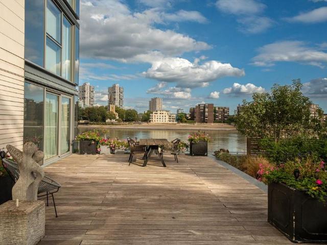 Waterfront Drive, London SW10 4 bed flat to rent £37,496 pcm £8,653 pw