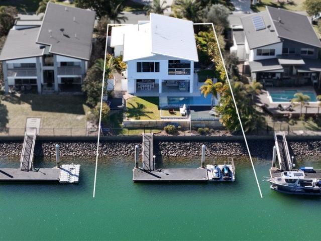 Waterfront Elegance in Calypso Bay with Private Pontoon & ResortStyle Living
