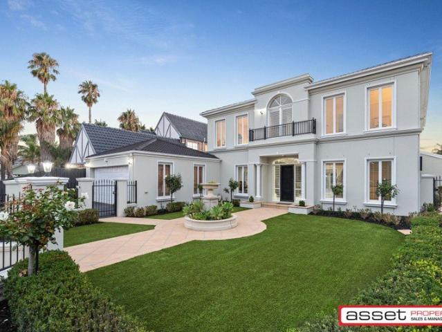 Waterfront Elegance in Prestigious Court Setting