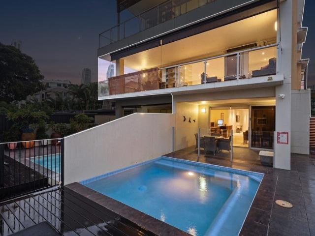WATERFRONT ENTERTAINER IN EXCLUSIVE PARADISE ISLAND