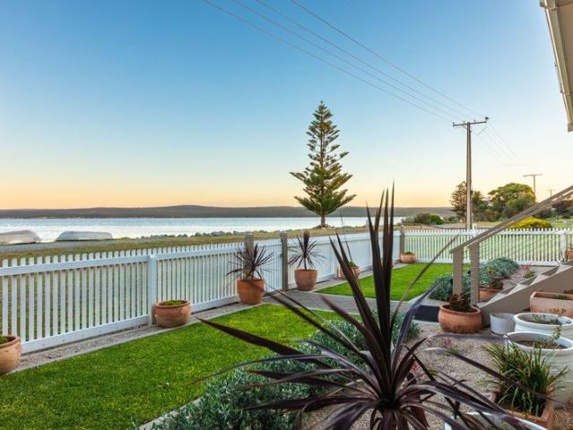 Waterfront entertaining, private mooring & space for the whole family.