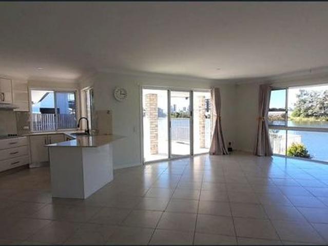 Waterfront Family Entertainer on 1,000m² – Pool, Water Access & Endless Lifestyle Appeal