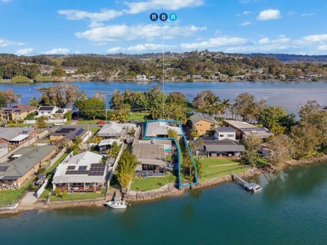 Waterfront Family Home 784m² on a Quiet Cul de Sac