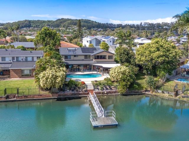 Waterfront Family Living with Pontoon, Pool & Ocean Access