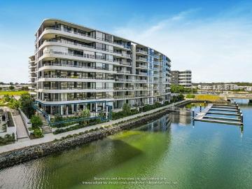 Waterfront, ground floor penthouse with Marina Berth and 4 Car parks included