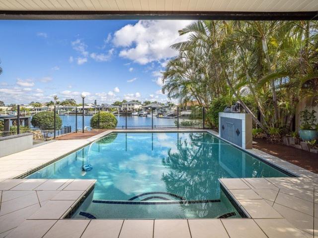 Waterfront Haven: with Private Pontoon, Pool & WFH Office