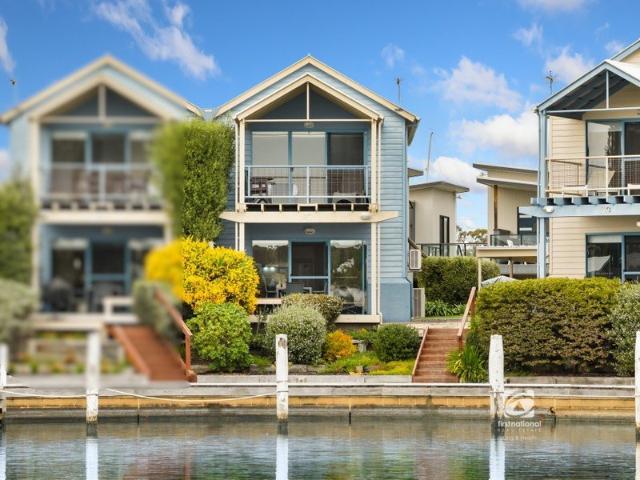 WATERFRONT HOLIDAY RENTAL