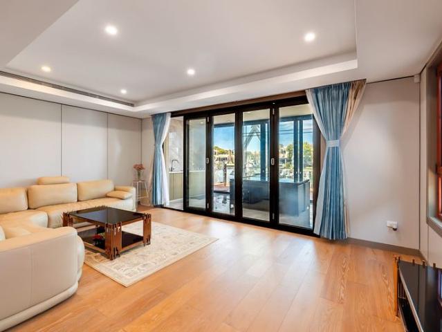 Waterfront Home 3 Levels with internal lift, 3 Large bedroom plus 1 Study