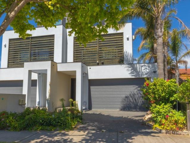 Waterfront Home 3 Levels with internal lift, 3 Large bedroom plus 1 Study