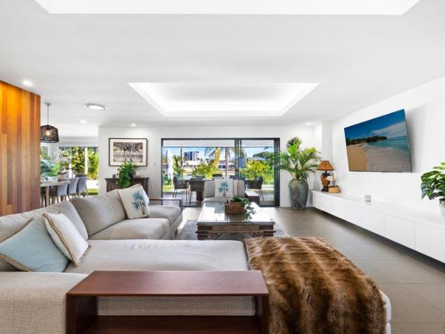 WATERFRONT HOME WIDE WATER BROADBEACH WATERS