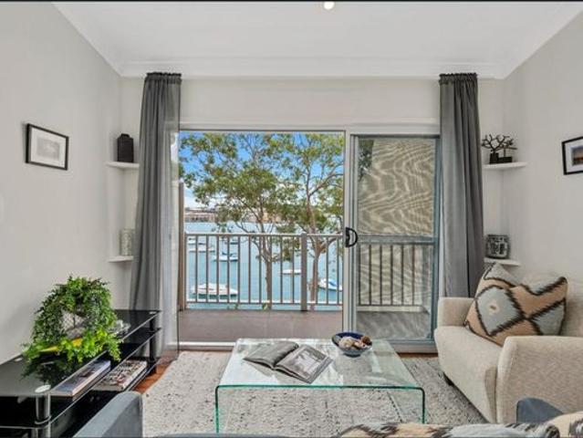Waterfront house with magical harbour views Furnitures not included