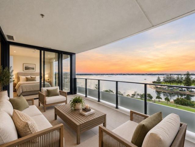 WATERFRONT LUXURY WITH STUNNING BROADWATER VIEWS