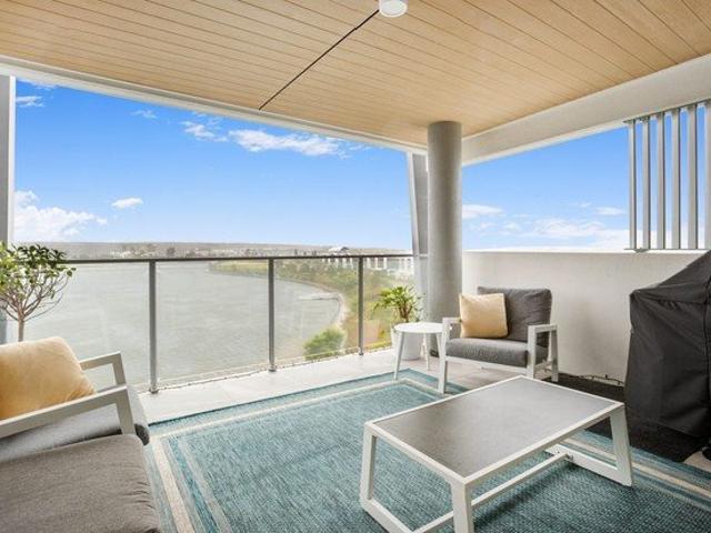 Waterfront Luxury With Uninterrupted Lake Kawana Views