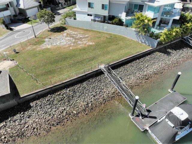 Waterfront land with 12m private pontoon