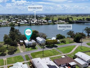 Waterfront Living in Gladstone Minutes to Beaches!