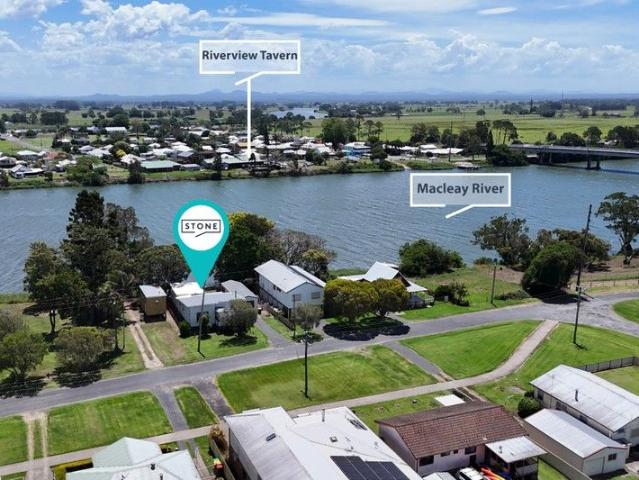 Waterfront Living in Gladstone Minutes to Beaches!