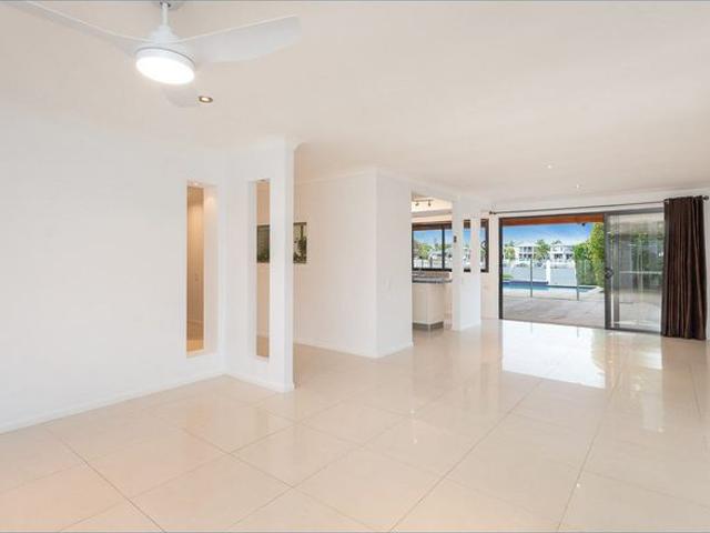 Waterfront Lifestyle – Pool, Pontoon & Private Sandy Beach