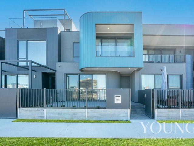 WATERFRONT LIVING WITH DOPHINS AT YOUR DOORSTEP!
