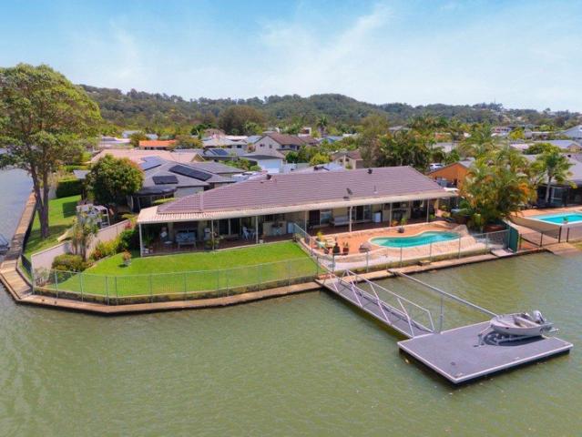 Waterfront living with Granny Flat/Home office space