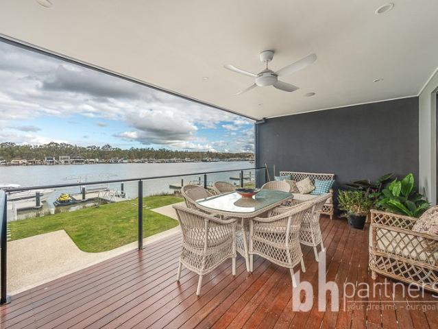 Waterfront Living with Private Pontoon & River Access, Only 70 mins to Adelaide
