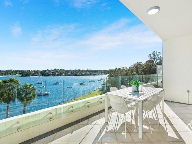 Waterfront Living with Stunning Figtree Bay Views