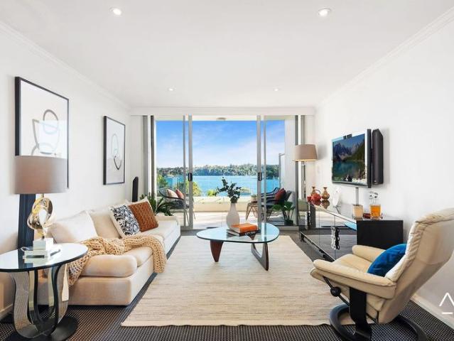 Waterfront Living with Stunning Figtree Bay Views
