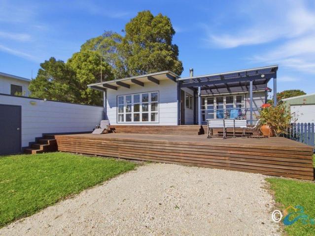 WATERFRONT LIVING WITH SPACE, STYLE & STUNNING LAKE VIEWS!