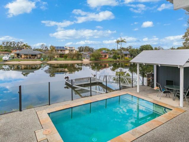 Waterfront Living with 17.5m of Direct Water Access