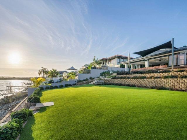 WATERFRONT LIVING AT ITS BEST !