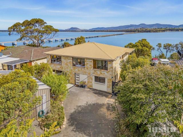 Waterfront Living & Flexible Family Accommodation in Midway Point