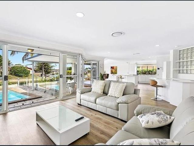 Waterfront Living in the Heart of Broadbeach Waters!