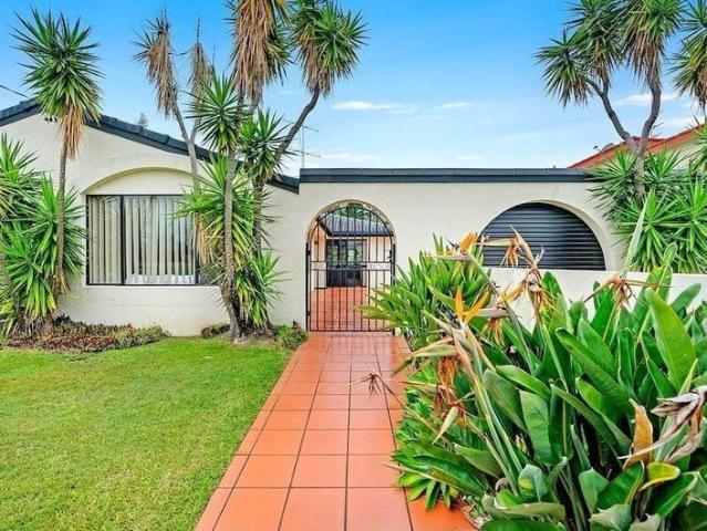 Waterfront Living in the Heart of Broadbeach Waters