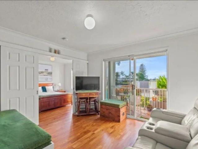 Waterfront Living in Biggera Waters