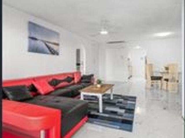 Waterfront Living in Margate – $800 per week Available Now!