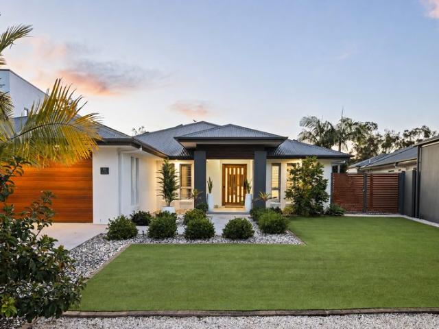 Waterfront Living on 939m2 in The Peninsula