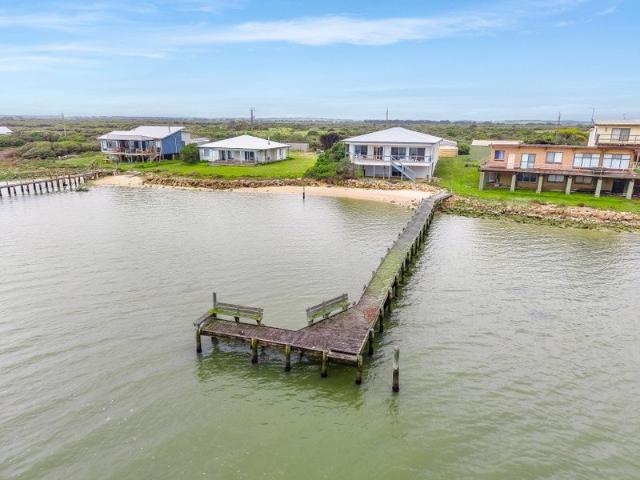 Waterfront Living on the Channel A Coastal Escape with Mooring Facilities