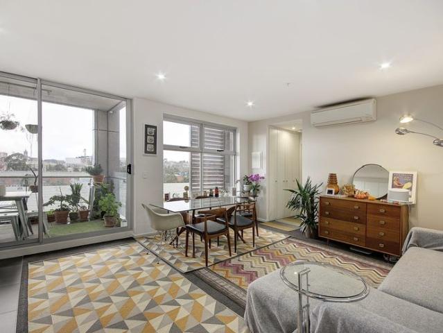 WATERFRONT PRECINCT APARTMENT WITH CITY VIEWS